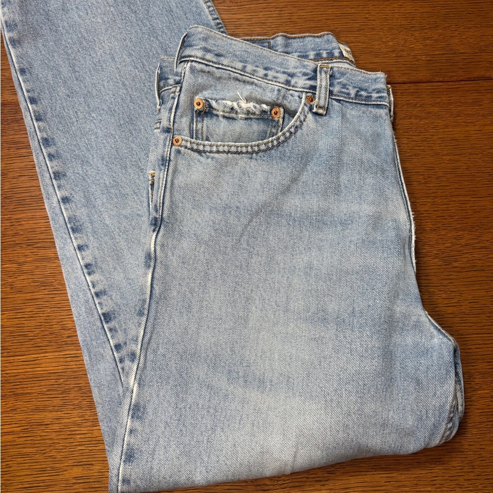 Vintage Levi Jeans Men’s Relaxed Fit Light Blue Denim Lightly Distressed 34x36